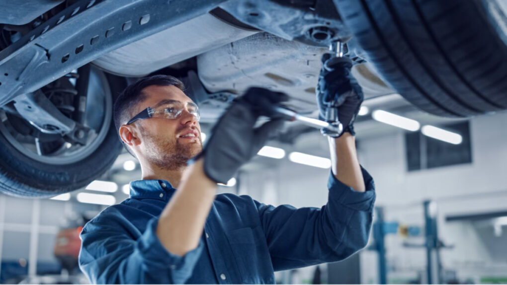 mecanico arreglando coche